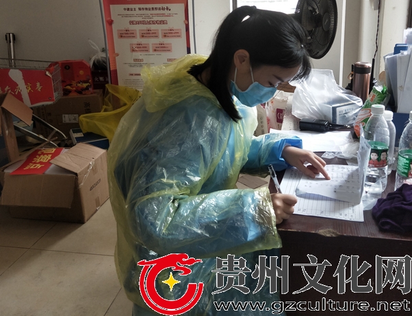 图为何茂舒协助登记信息。