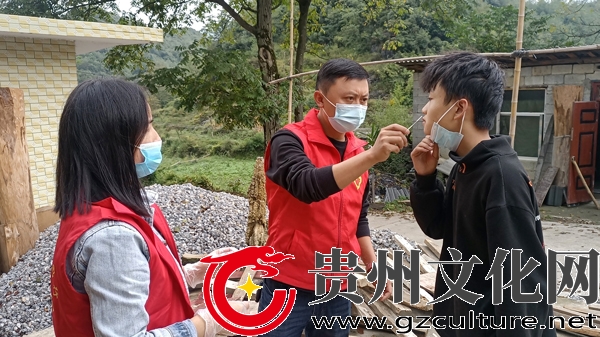 2022年9月13日，纳雍县水东镇独山村，志愿者在给小朋友做抗原。