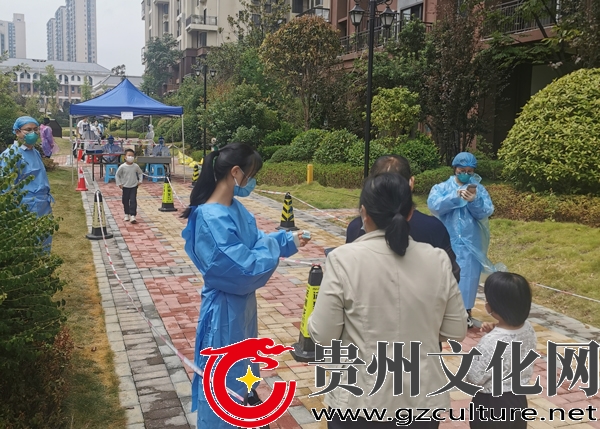 图为何茂舒引导居民进行核酸检测。