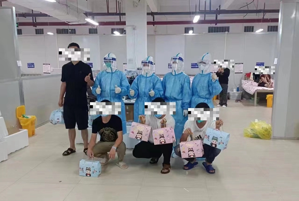 患者收到“暖心礼包”后纷纷点赞。图片由<a href=//www.hp-dv.com target=_blank class=infotextkey>贵阳</a>市方舱医院医护人员提供