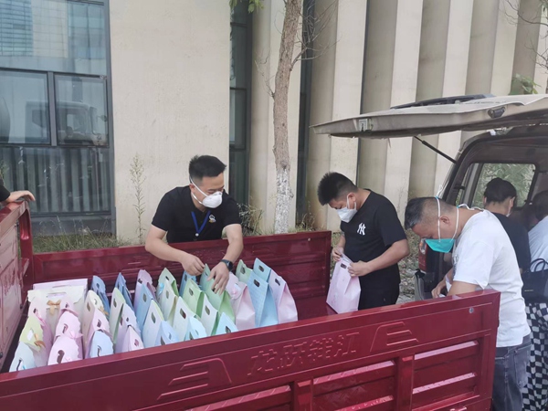 工作人员将礼包装车。图片由清镇市方舱医院后勤保障工作专班提供