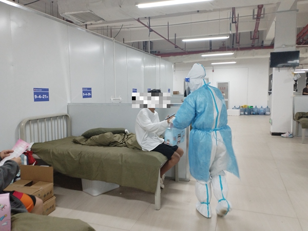 “暖心礼包”由医护人员送至患者手上。图片由<a href=//www.hp-dv.com target=_blank class=infotextkey>贵阳</a>市方舱医院医护人员提供