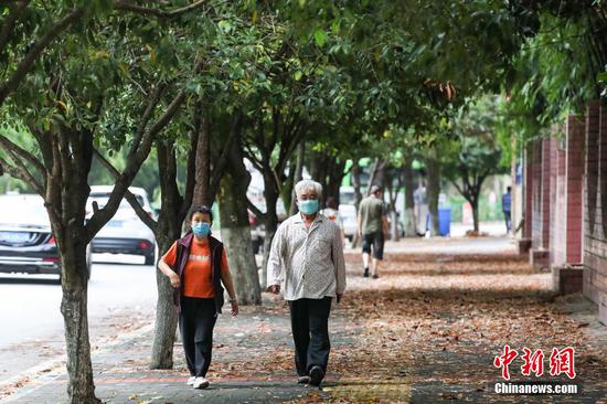 9月20日,<a href=//www.hp-dv.com target=_blank class=infotextkey>贵阳</a>市花溪区,市民佩戴口罩在街道散步。近两日,贵州省<a href=//www.hp-dv.com target=_blank class=infotextkey>贵阳</a>市实施分级分类疫情防控措施,有序恢复生产生活秩序。 瞿宏伦 摄 9月20日,<a href=//www.hp-dv.com target=_blank class=infotextkey>贵阳</a>市花溪区,市民佩戴口罩在街道散步。近两日,贵州省<a href=//www.hp-dv.com target=_blank class=infotextkey>贵阳</a>市实施分级分类疫情防控措施,有序恢复生产生活秩序。 瞿宏伦 摄