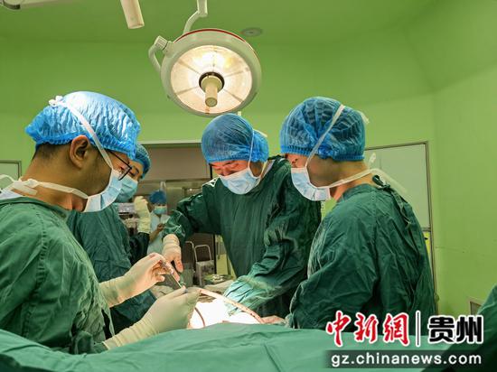 手术室里紧张的手术。贵州省人民医院供图 手术室里紧张的手术。贵州省人民医院供图