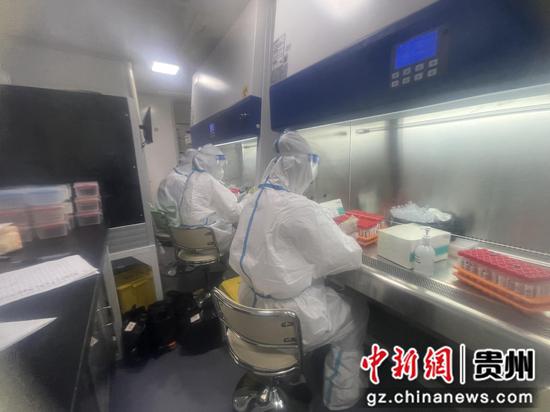 贵州省人民医院检验科科室工作人员支援<a href=//www.hp-dv.com target=_blank class=infotextkey>贵阳</a>市乌当区振华广场核酸检测。
贵州省人民医院供图 贵州省人民医院检验科科室工作人员支援<a href=//www.hp-dv.com target=_blank class=infotextkey>贵阳</a>市乌当区振华广场核酸检测。
贵州省人民医院供图