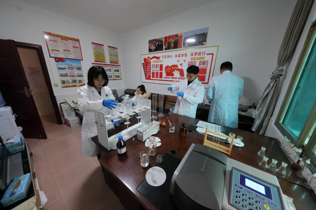 监测人员针对<a href=//www.hp-dv.com target=_blank class=infotextkey>六盘水</a>市某煤焦化有限公司洗油泄漏事件设立现场实验室开展应急监测。