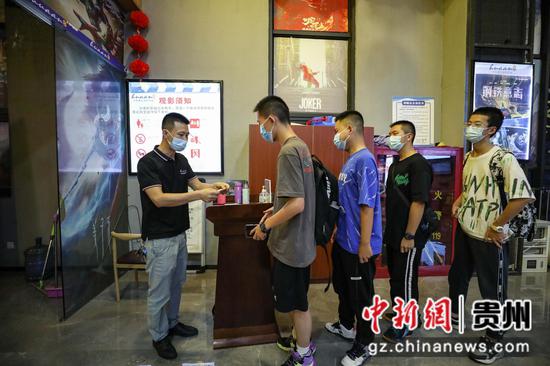图为观影者在电影院排队检票。 瞿宏伦 摄