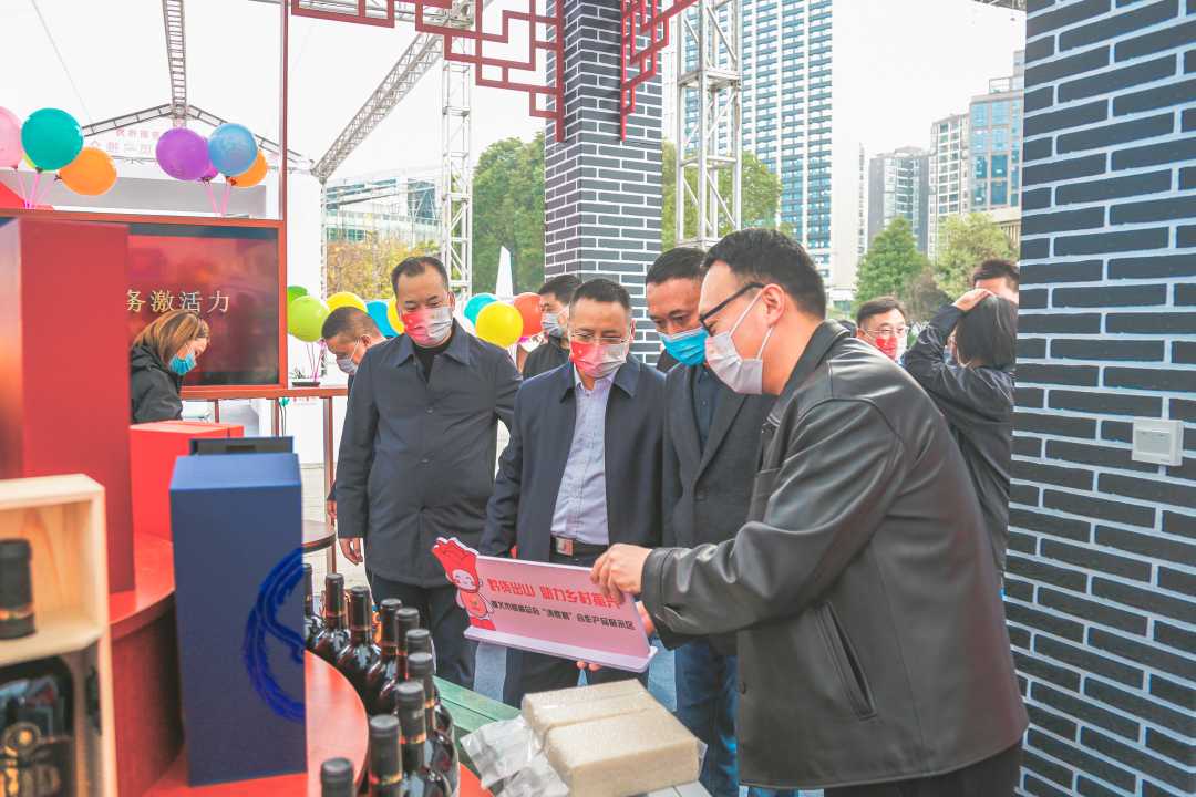 参会嘉宾在参观。贵州省慈善联合会供图