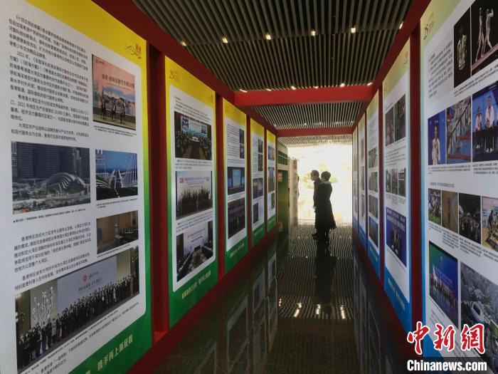 图为<a href=//www.hp-dv.com target=_blank class=infotextkey>贵阳</a>市民参观巡回展。 张伟 摄 图为<a href=//www.hp-dv.com target=_blank class=infotextkey>贵阳</a>市民参观巡回展。 张伟 摄