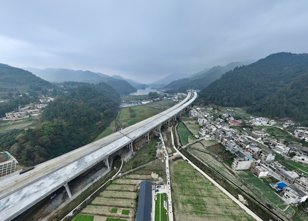 贵金古高速公路。