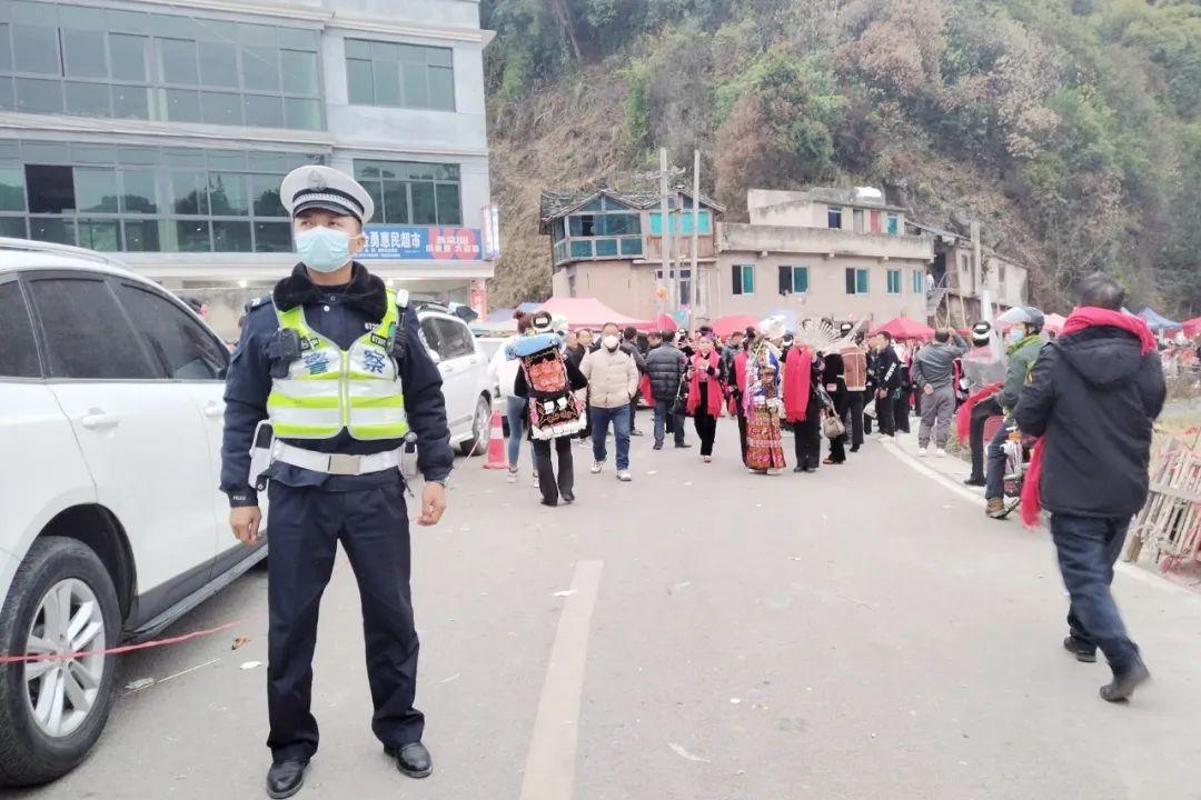 民警正在现场维持秩序。凯里市公安局供图