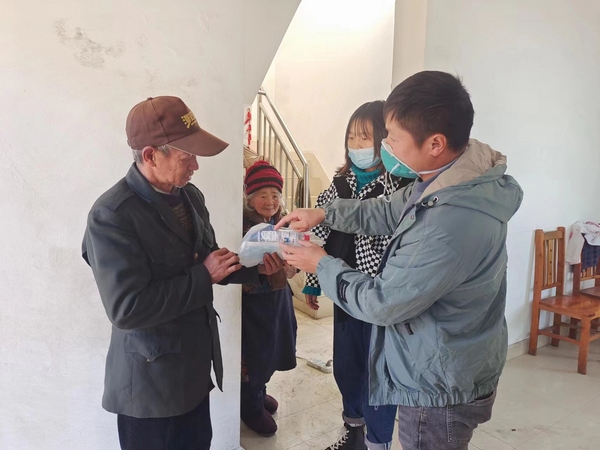 大方縣鳳山鄉銀川村副主任游家靜向群眾講解防疫健康包的用法。