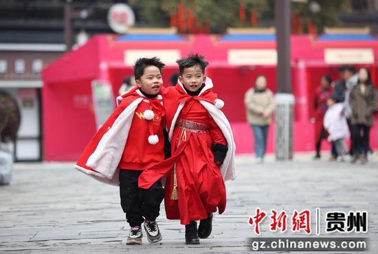 穿着新衣的小孩子在贵州省<a href=//www.hp-dv.com target=_blank class=infotextkey>黔东南</a>苗族侗族自治州丹寨县万达小镇景区游玩。 穿着新衣的小孩子在贵州省<a href=//www.hp-dv.com target=_blank class=infotextkey>黔东南</a>苗族侗族自治州丹寨县万达小镇景区游玩。