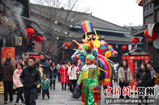游客在贵州省<a href=//www.hp-dv.com target=_blank class=infotextkey>黔东南</a>苗族侗族自治州丹寨县万达小镇景区游玩。 游客在贵州省<a href=//www.hp-dv.com target=_blank class=infotextkey>黔东南</a>苗族侗族自治州丹寨县万达小镇景区游玩。