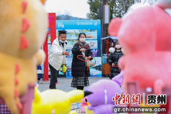 游客在贵州省<a href=//www.hp-dv.com target=_blank class=infotextkey>黔东南</a>苗族侗族自治州丹寨县万达小镇景区游玩。 游客在贵州省<a href=//www.hp-dv.com target=_blank class=infotextkey>黔东南</a>苗族侗族自治州丹寨县万达小镇景区游玩。