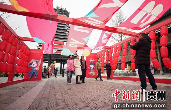 游客在贵州省<a href=//www.hp-dv.com target=_blank class=infotextkey>黔东南</a>苗族侗族自治州丹寨县万达小镇景区游玩。 游客在贵州省<a href=//www.hp-dv.com target=_blank class=infotextkey>黔东南</a>苗族侗族自治州丹寨县万达小镇景区游玩。