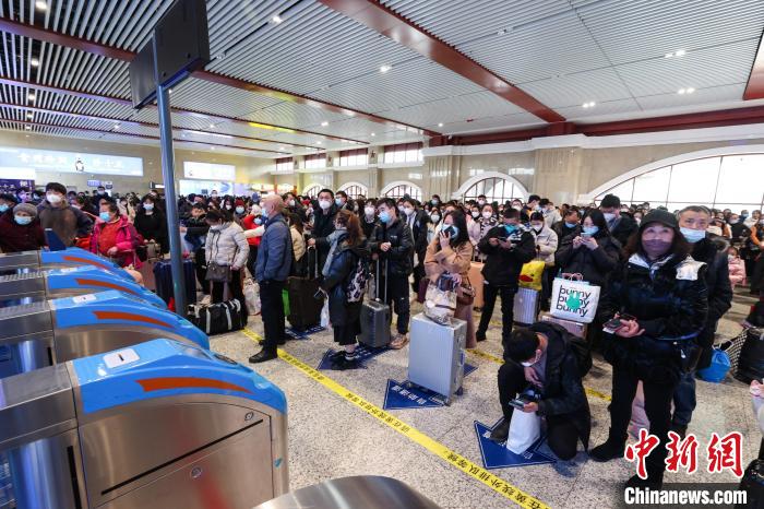 1月27日,贵州遵义,旅客在遵义站排队等待检票。 瞿宏伦 摄 1月27日,贵州遵义,旅客在遵义站排队等待检票。 瞿宏伦 摄