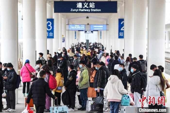1月27日,贵州遵义,旅客在遵义站月台候车。 瞿宏伦 摄 1月27日,贵州遵义,旅客在遵义站月台候车。 瞿宏伦 摄