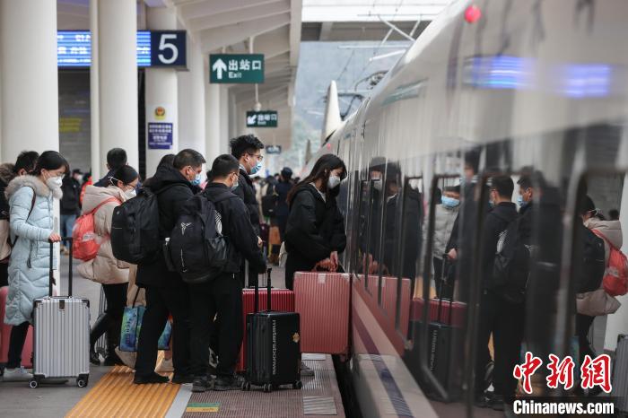 1月27日,贵州遵义,旅客在遵义站月台登车。 瞿宏伦 摄 1月27日,贵州遵义,旅客在遵义站月台登车。 瞿宏伦 摄