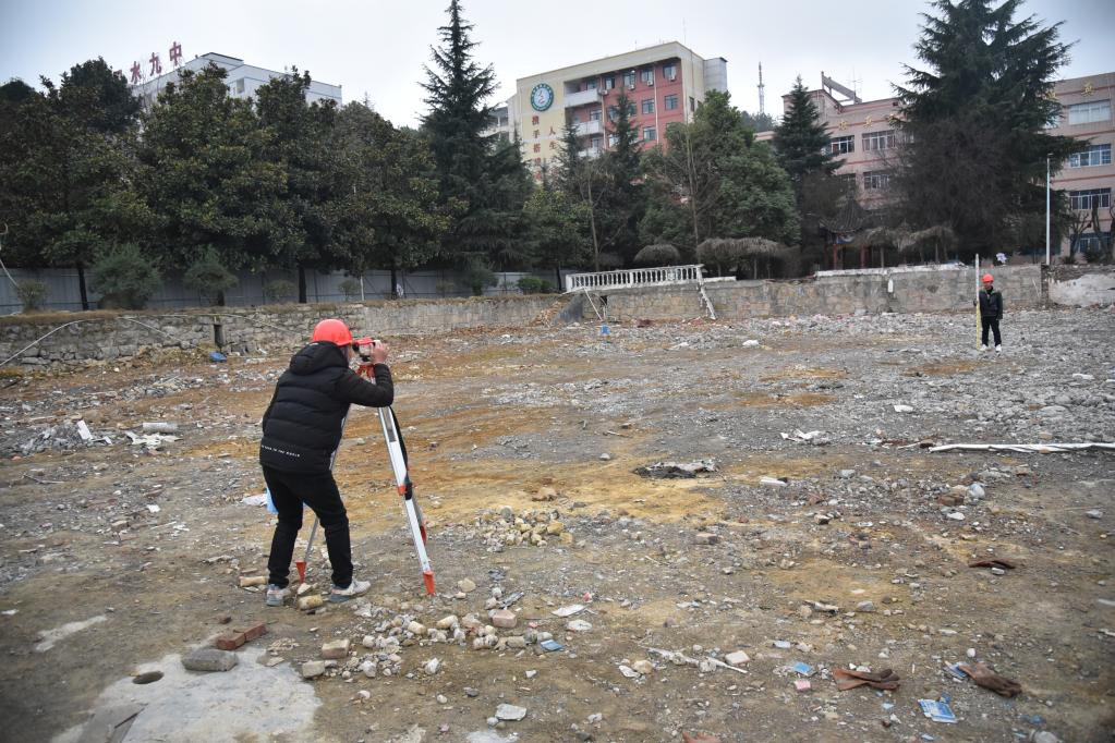 习水县第九中学教学楼改扩建项目施工现场 新华社记者骆飞 摄