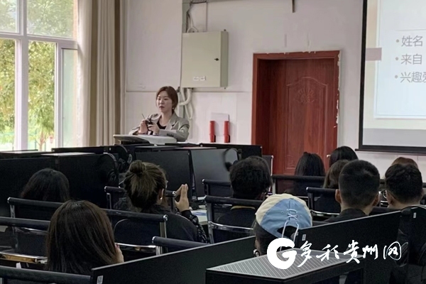 王怡丹正在上课