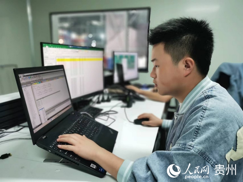 安达公司信息中心工作人员正在调试设备。人民网 李丽萍摄