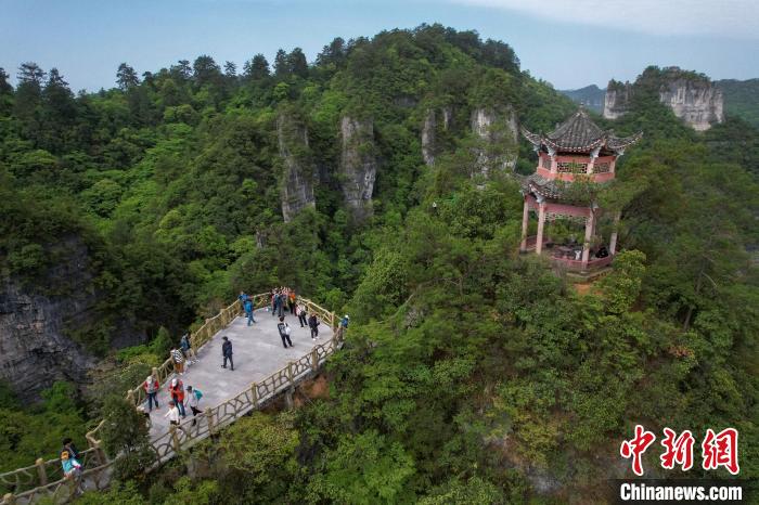 游客在世界自然遗产地施秉云台山游玩。 磨桂宾 摄 游客在世界自然遗产地施秉云台山游玩。 磨桂宾 摄