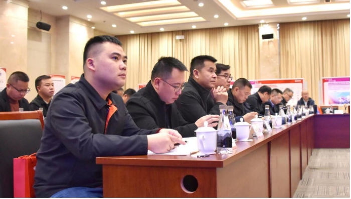 参会人员认真聆听和记录。