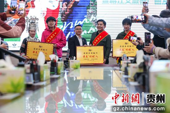 水木年华成员荣获最美“村超”人。瞿宏伦 摄 水木年华成员荣获最美“村超”人。瞿宏伦 摄