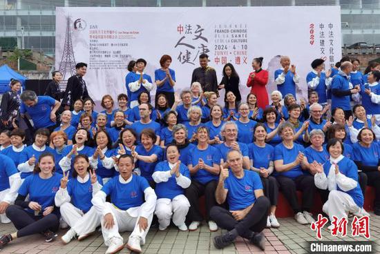 图为法国友人与贵州遵义的健身爱好者合影留念。周燕玲摄