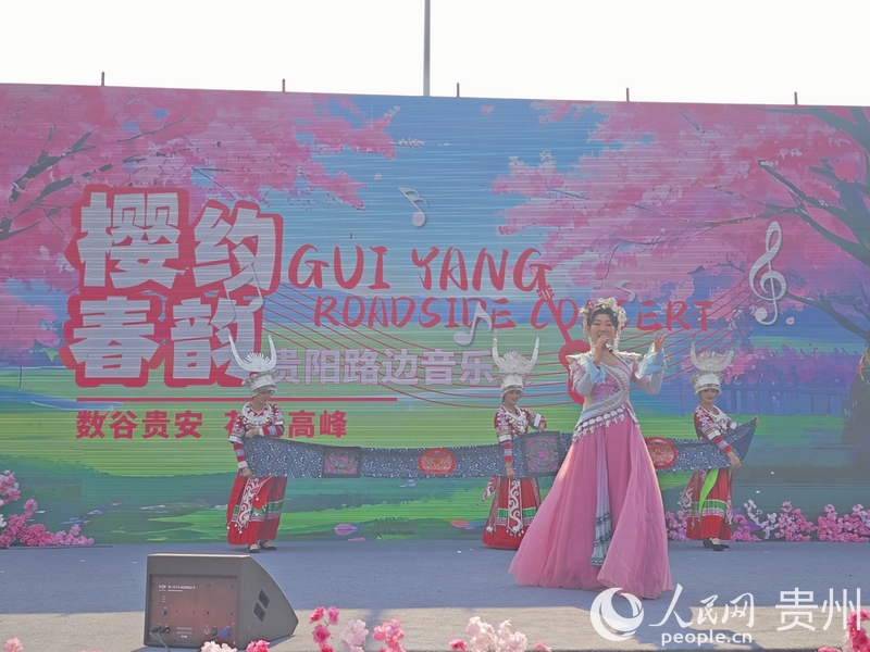 歌伴舞《锦绣》表演。人民网 黄小桃摄.jpg