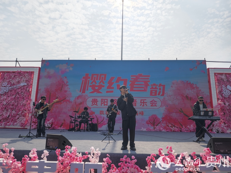 乐队歌曲演唱。人民网 黄小桃摄.jpg