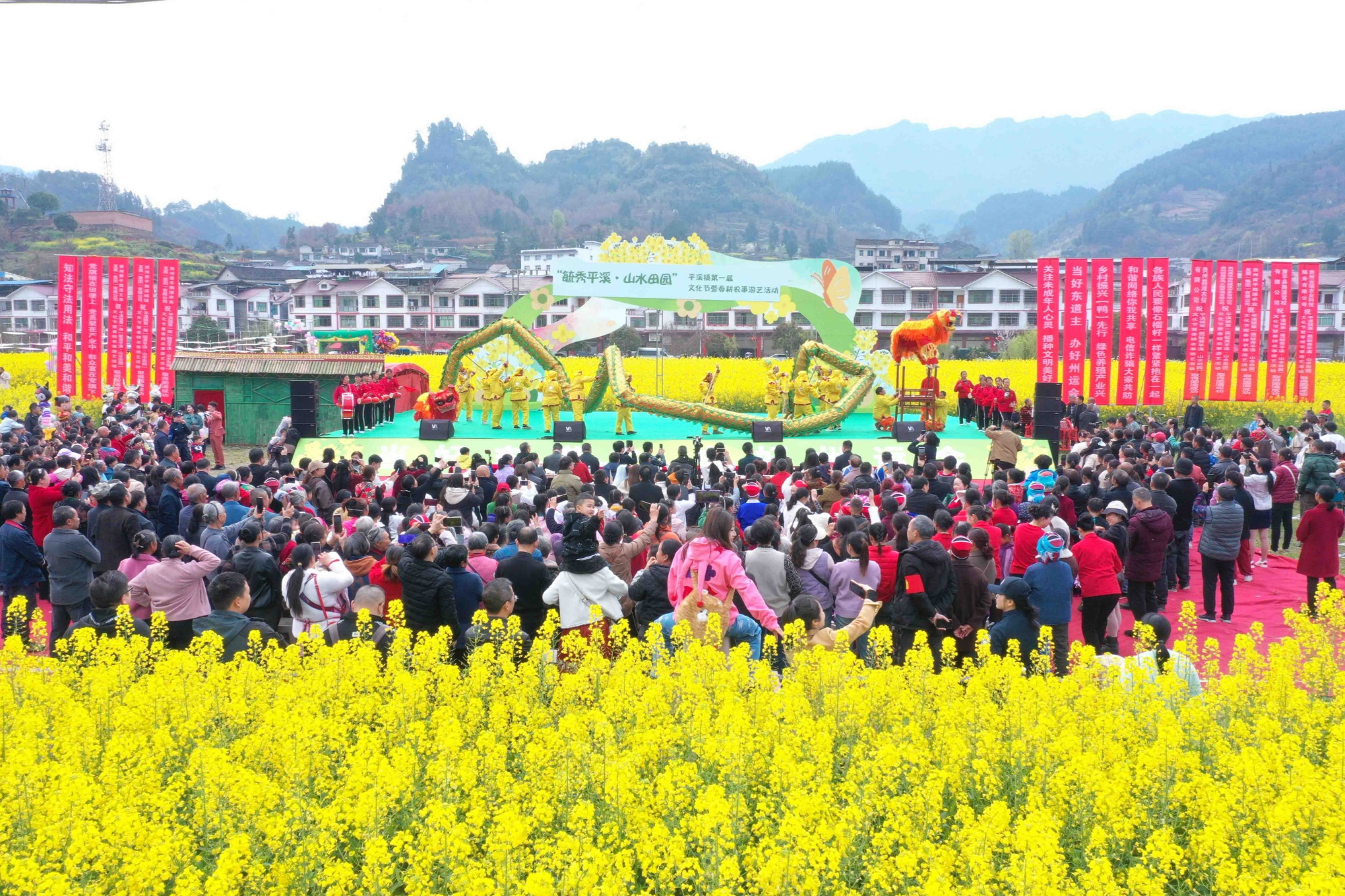 贵州黄平：百米画卷绘就乡村新貌