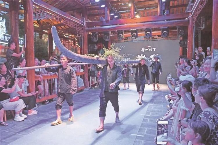贵州“村”潮澎湃：一场篮球、足球、T台的乡村文艺复兴_fororder_1338848927408683988