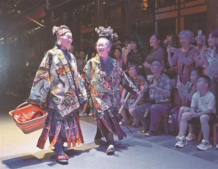 贵州“村”潮澎湃：一场篮球、足球、T台的乡村文艺复兴_fororder_1338848927408683987