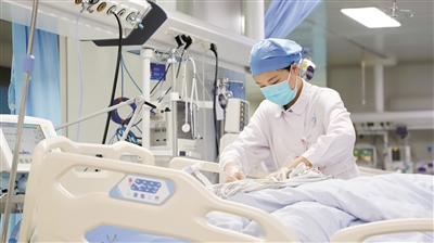 在浙江省人民医院<a href=//www.hp-dv.com target=_blank class=infotextkey>毕节</a>医院重症医学科病房，医务工作者正在为患者检查