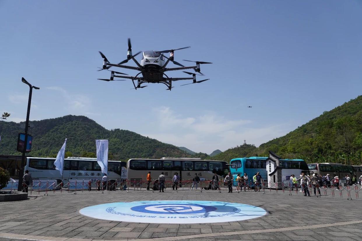 对贵州低空旅游充满期待 黄果树景区低空旅游首飞展演引游客热议