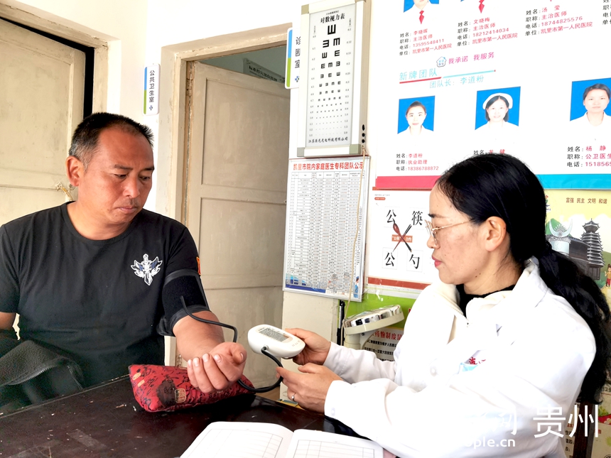 杨世霞在村卫生室坐诊。人民网记者 王秀芳摄
