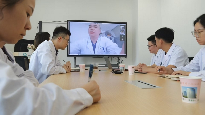 儿童普外科与上海儿童医学中心严志龙主任进行远程会诊。上儿贵州医院供图
