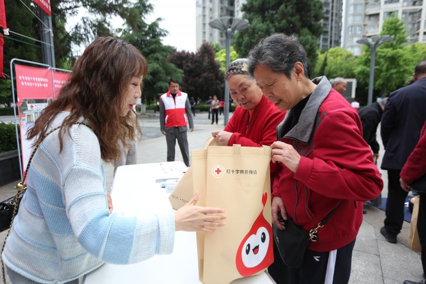 5月8日，红十字会工作人员在贵州省<a href=//www.hp-dv.com target=_blank class=infotextkey>毕节</a>市七星关区人民公园向市民发放 宣传资料。3