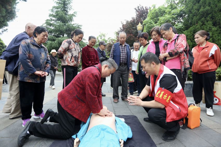 5月8日，红十字会工作人员在贵州省<a href=//www.hp-dv.com target=_blank class=infotextkey>毕节</a>市七星关区人民公园为市民讲解心肺复苏急救知识。1