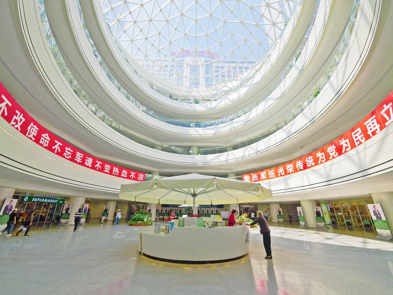 门诊一楼的一站式服务中心。图片由贵黔医院提供.jpg