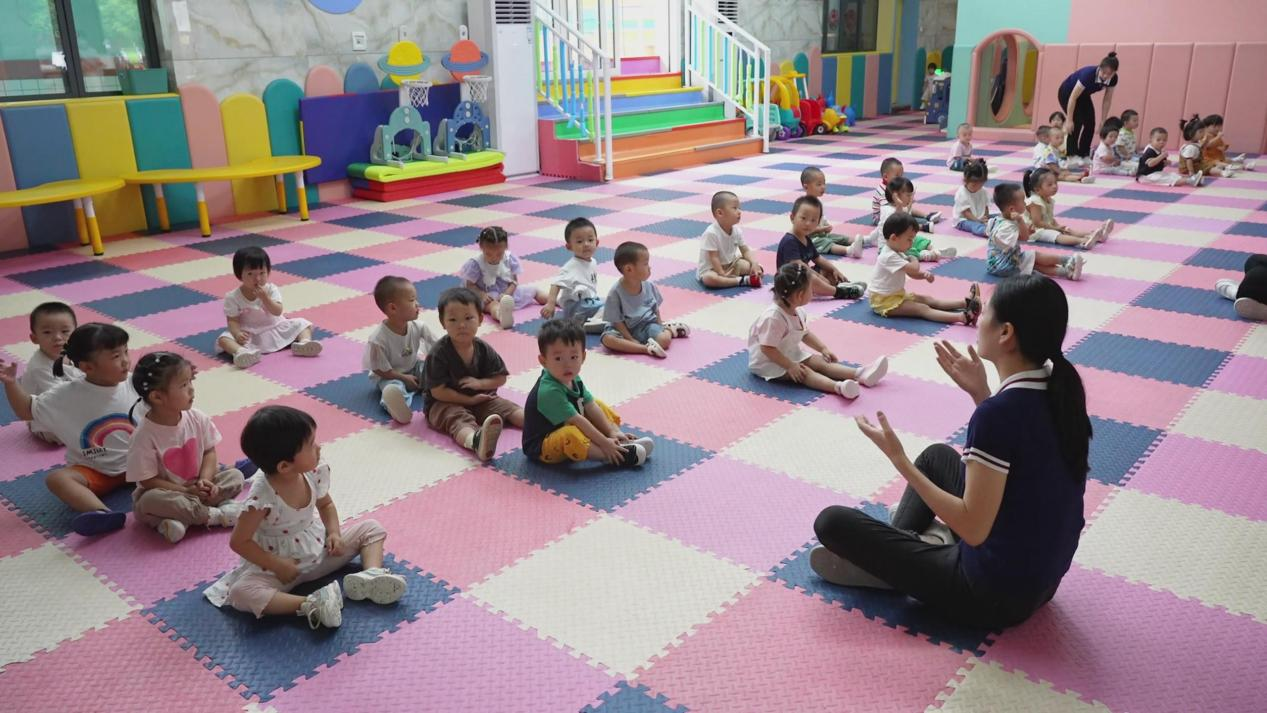 <a href=//www.hp-dv.com target=_blank class=infotextkey>铜仁</a>市妇幼保健院3岁以下婴幼儿托育照护中心老师们对孩子进行语言训练。