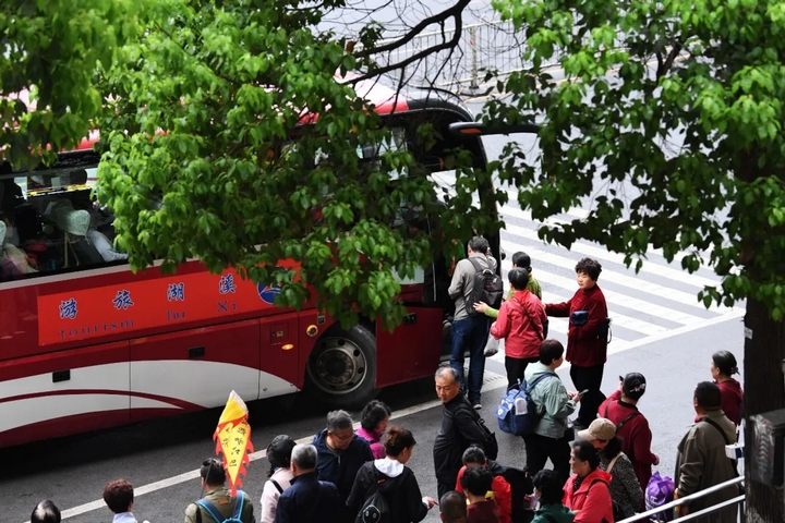 游客有序上车。赵松摄.jpg