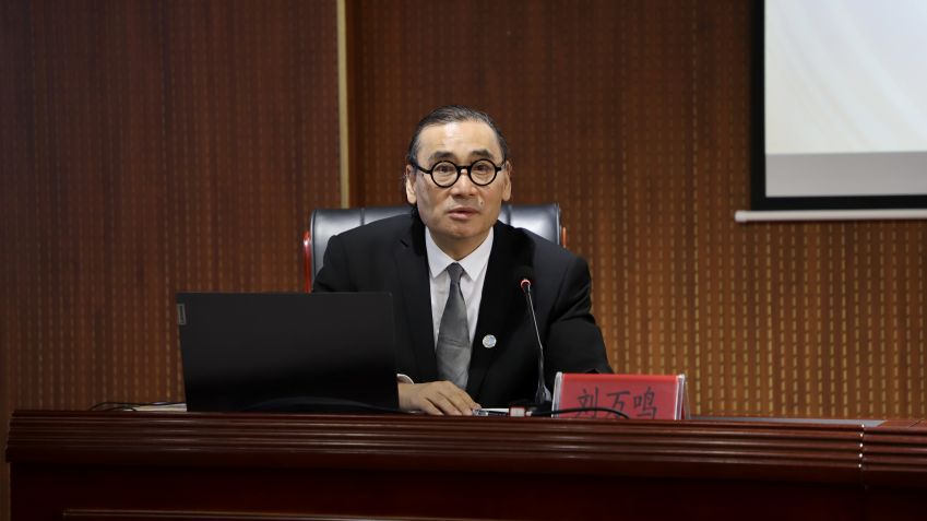 5月9日，全国政协委员、民盟中央委员、中国国家画院院长、中国美术家协会副主席刘万鸣在<a href=//www.hp-dv.com target=_blank class=infotextkey>毕节</a>八中开展艺术讲座。（苏苇 摄）