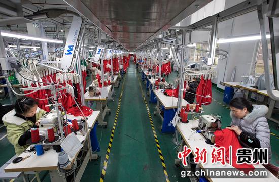 2021年12月14日,工人在贵州省黔西市经济开发区扶贫基地一家制衣企业的生产线上加工服饰。 2021年12月14日,工人在贵州省黔西市经济开发区扶贫基地一家制衣企业的生产线上加工服饰。