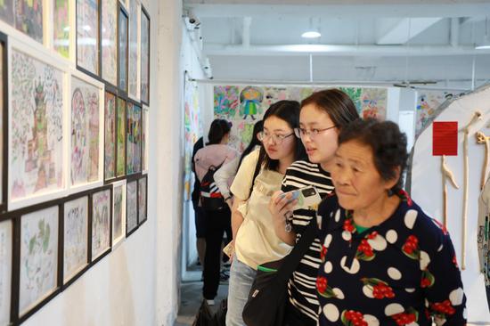 游客在展馆里参观。赵军 摄
