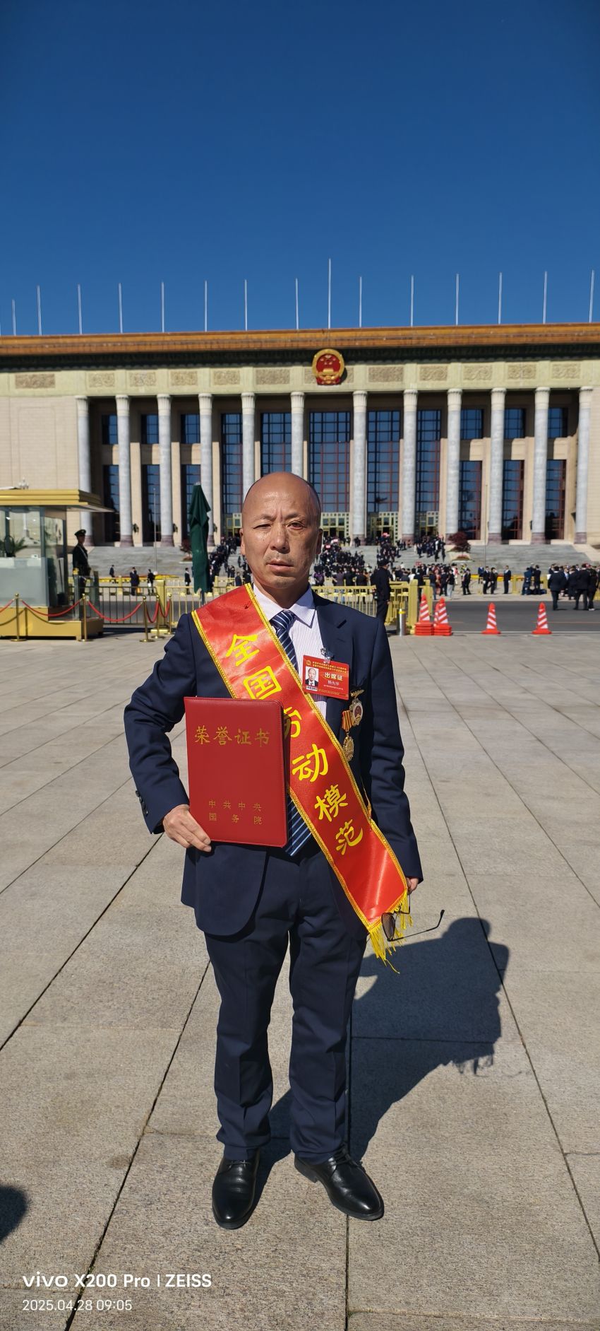杨光华领取“全国劳动模范”表彰。（图源威宁融媒）