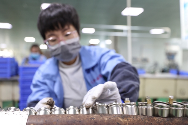 贵州天烨科技有限公司 生产车间 工人正赶制订单。