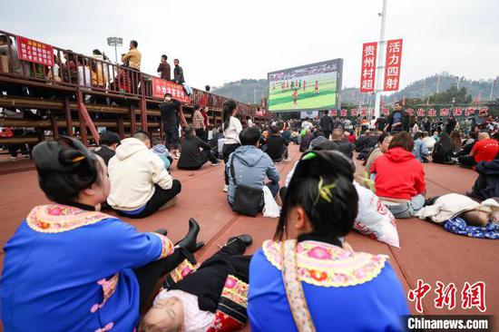观众在现场通过大屏观看直播。中新网记者 瞿宏伦 摄 观众在现场通过大屏观看直播。中新网记者 瞿宏伦 摄